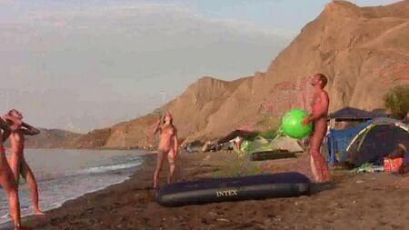 تلعب عارية الريشة