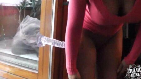 فتاة مع شاحنة تفريغ