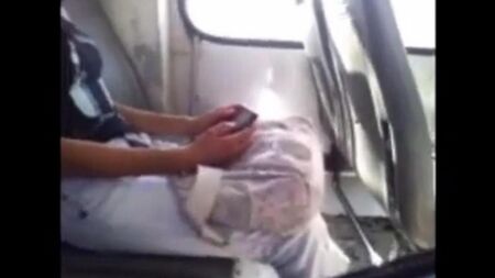 أخرج رجل ديكه الكبير وبدأ يطرد ينظر إلى فتاة جميلة