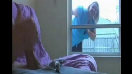 امرأة زقزقة لرجل جالس في جناح وترقية من عضو