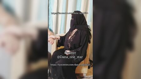دانا، مصرية عربية مسلمة ذات صدر كبير