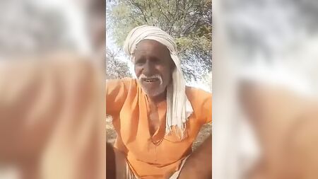 رجل هندي مسن غير حليق