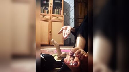 معلمة إيرانية تدرّس ارتداء الحجاب (جوارب شبكية)