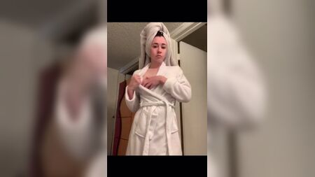 أودري برادفورد تظهر مؤخرتها وثدييها