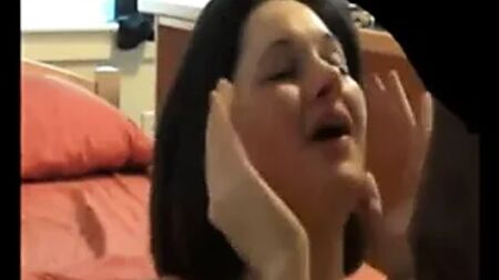 فتاة شابة تشبه جينيفر لورانس تتوسل للحصول على قذف على وجهها