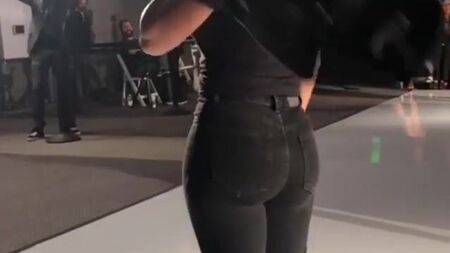 إيبوني ميغان جود تُقدم عرضًا مذهلاً لمؤخرتها !!!!!