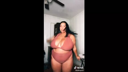 محبي الصدور الكبيرة على تيك توك