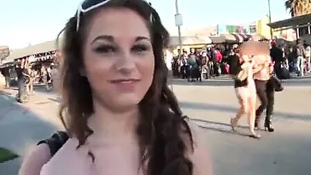 فتاة صغيرة تمارس الجنس مع رجل أكبر منها سناً