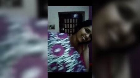 امرأة تاميلية تغير ملابسها بعد ممارسة الجنس مع صديقها