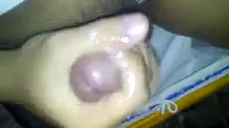 رجل يمارس العادة السرية 01