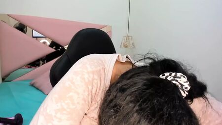 اللاتينية أماندا تكشف عن ثدييها الضخمين وحلمتيهما