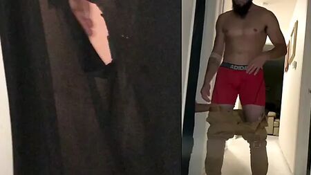 رجل غير مثلي يتلقى جنسًا فمويًا من شخص يرتدي ملابس الجنس الآخر