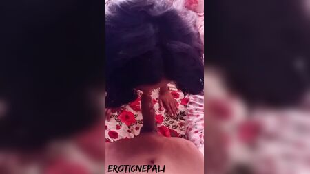فتاة نيبالية تتحدث بلغة "لاي لادو تشوساييرا تشيكو"