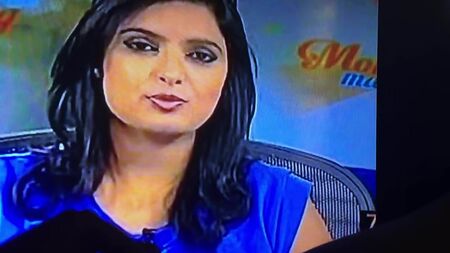تكريم جنسي لمذيعة أخبار مثيرة