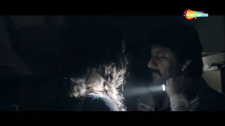 فيلم «ديد إيشكيا». مشهد التقبيل بين هوما قريشي وأرشاد وارسي
