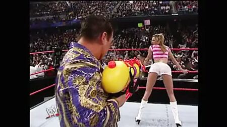 WWE - ستايسي كيبلر ترتدي شورتًا أبيض وتتعرض لرش الماء من مسدس مائي