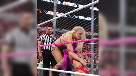 WWE - شارلوت فليير تطرح ساشا بانكس أرضًا