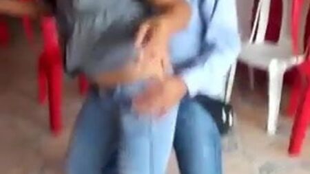 هؤلاء الفتيات الصغيرات اللواتي يرتدين الجينز يثيرن الرجال