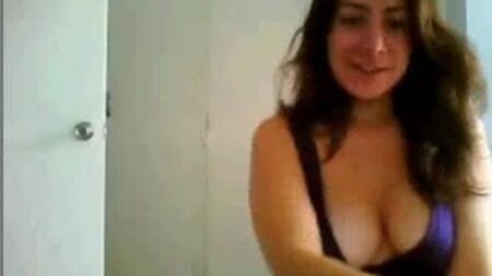 فتاة برازيلية مع صديقتها أمام الكاميرا