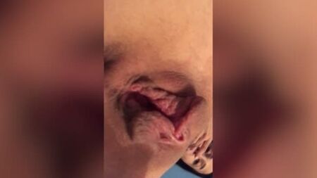 سمراء مذهلة تداعب فرجها ذي اللون البني الداكن