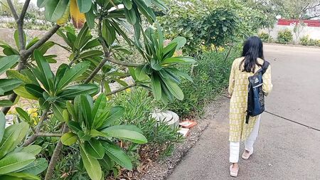 سأذهب إلى الجامعة لأبتعد عن تلك الفتاة