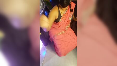 إغراء الساري الوردي من أم تاميلية