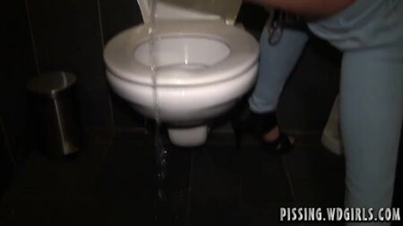 أرشيف التبول للفتيات WD - 0150_dina_piss