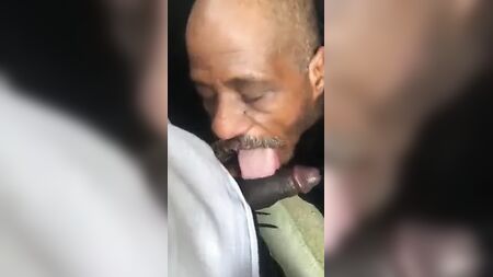 رجل مشرد يمص قضيبًا أسود ويبتلع السائل المنوي
