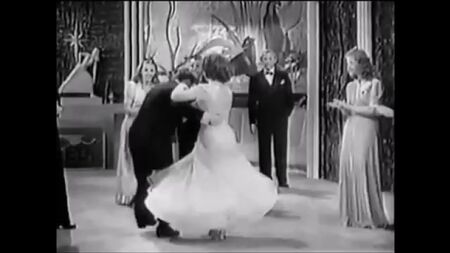 شيرلي تمبل في دور آني تؤدي رقصة الجيتربوغ من فيلم «الآنسة آني روني» عام 1942
