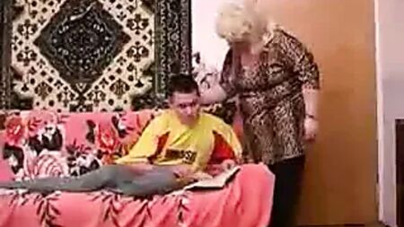 الأم المسنة وليست ابن زوجها