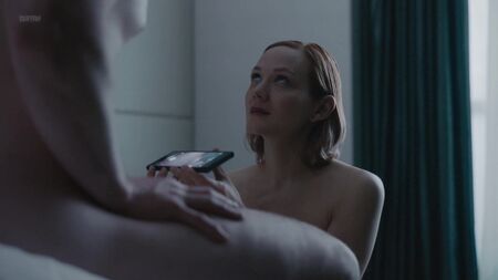 لويزا كراوز عارية، آنا فريل (nn) - The Girlfriend Experience - الموسم 2 الحلقة 5 (الولايات المتحدة 2017) / لويزا كراوز، آنا فريل - صديقة حسب الطلب