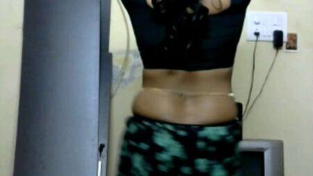 ألبوم "KRITHI CD SAREE NAVEL TEASE" مع سلسلة البطن وحركات الوركين