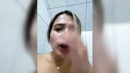 سارة تتبول في محطة الحافلات