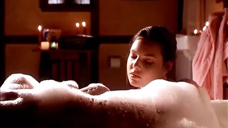 كاثرين هيغل عارية الصدر في فيلم «باغ باستر» على موقع ScandalPlanet.Com