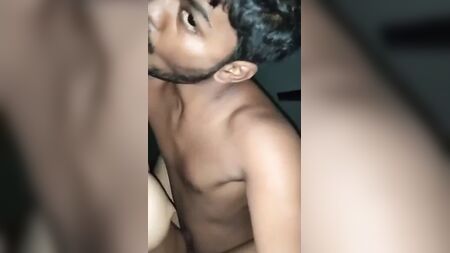 الزوجان الشابان يمارسان الجنس