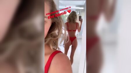 إلسا هوسك ترتدي قميصًا قصيرًا وسروالًا داخليًّا، صورة سيلفي