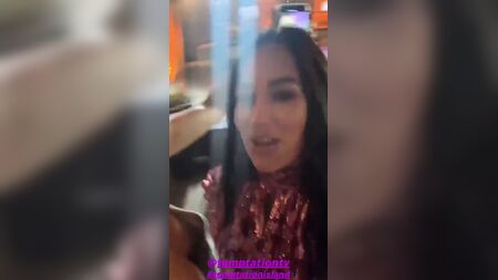 انكشاف حلمة نيكي بيلا في صورة سيلفي مع بري بيلا