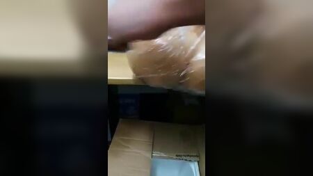 شباب باكستانيون يعبثون بمؤخرة دمية جنسية