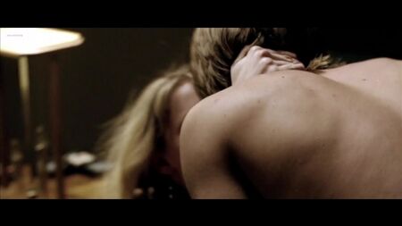 أمبر هيرد، رايان دوزيتش - Friday Night Lights 2004 (مشهد جنسي، сцена секса، إيروتيكا)