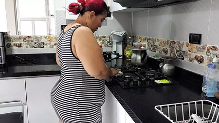 إغواء زوجة أبي لممارسة الجنس في المطبخ