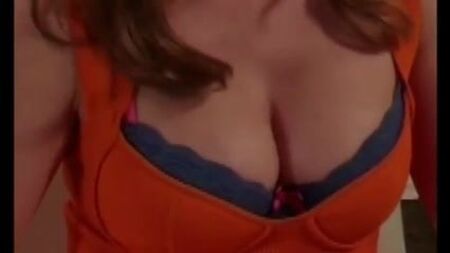 جينيفر لوف هيويت لديها صدر جميل