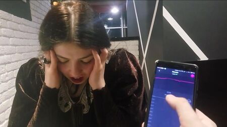 سراويل داخلية تهتز في مطعم عام