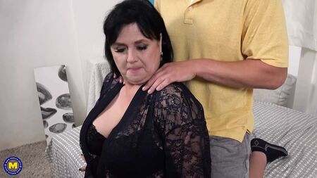 امرأة ناضجة ذات صدر كبير وطبيعي وممتلئة الجسم تمارس الجنس الفموي والجنس مع شاب