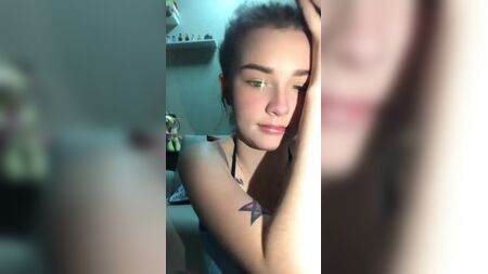 فتاة مثيرة تلتقط صور سيلفي وهي ترتدي حمالة صدر.mp4