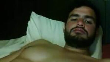 رجل وسيم ملتحٍ يستمني