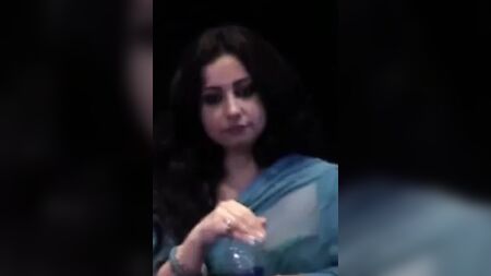 ديفيا دوتا تُظهر صدرها الكبير في الأماكن العامة
