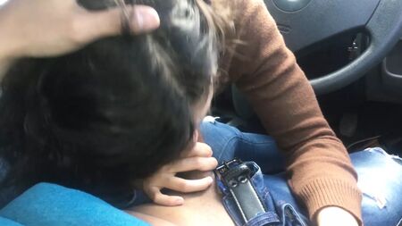 أول مرة مارست فيها الجنس الفموي في السيارة. كنت متوترة