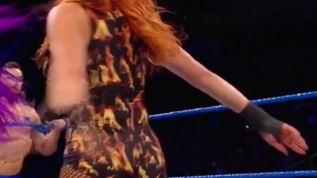 WWE - بيكي لينش لديها مؤخرة جميلة