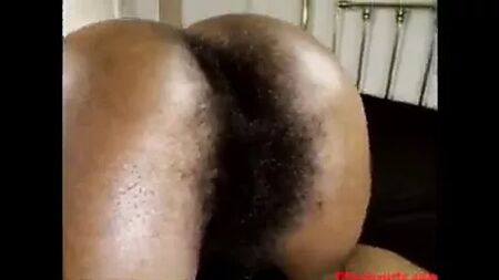 امرأة سوداء مشعرة تدعى هارلي لوف