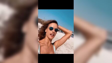 أليساندرا أمبروسيو وإيزابيل غولارت - فتيات البيكيني 7-3-20